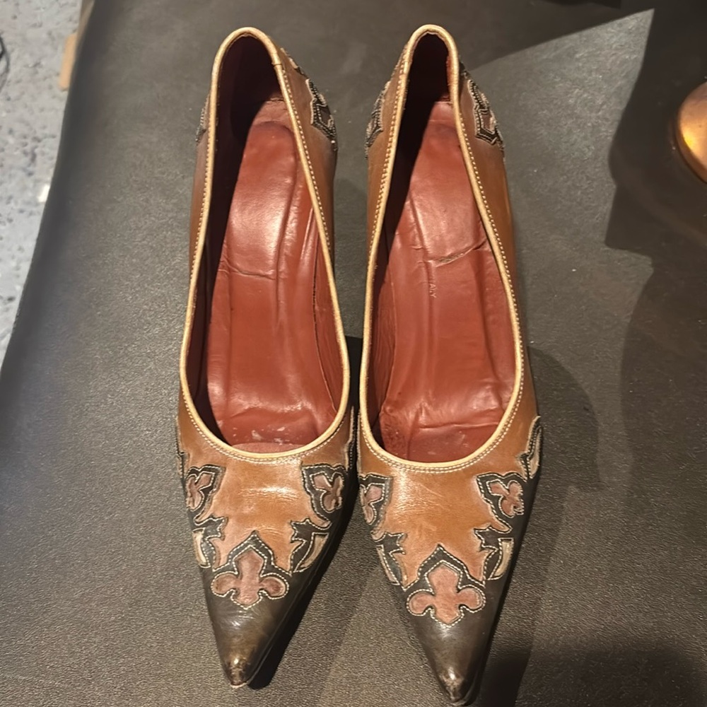 Donald Pliner leather pumps